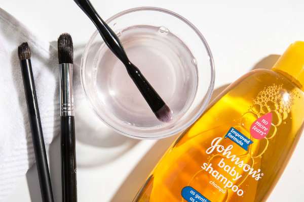 Nettoyer les pinceaux de maquillage avec du shampoing