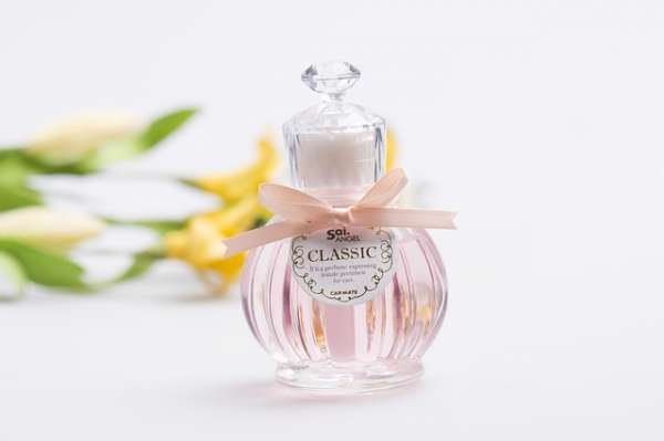 Mélangez les dernières gouttes de votre parfum avec de la lotion non parfumée