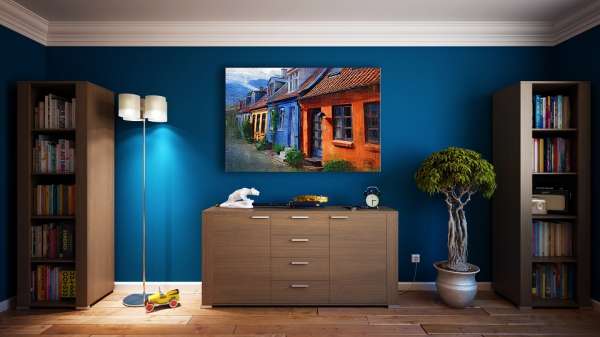 un joli coin avec un mur bleu