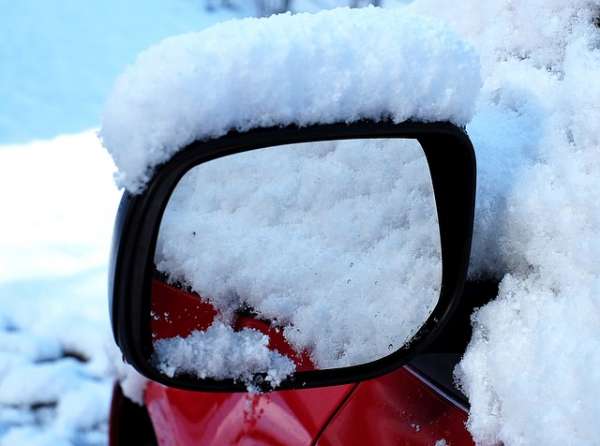 Rétroviseur entouré de neige