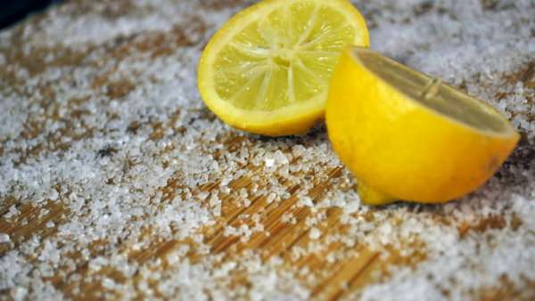 Sel et citron pour nettoyer une planche à découper