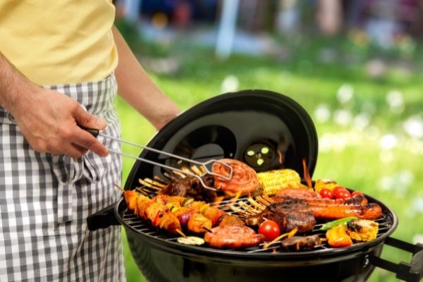 Grillade mixte sur un barbecue