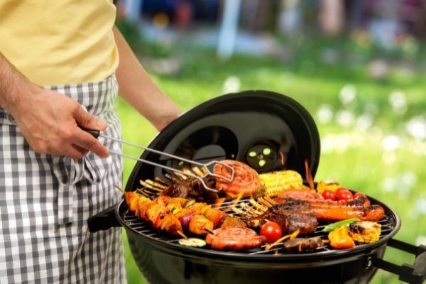 Grillade mixte sur un barbecue 