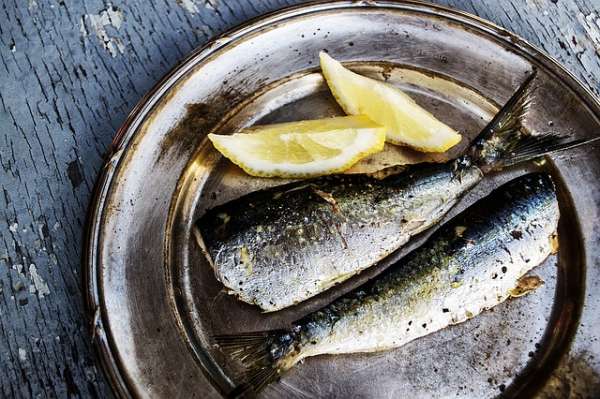 Plat poisson avec 2 tranches de citron