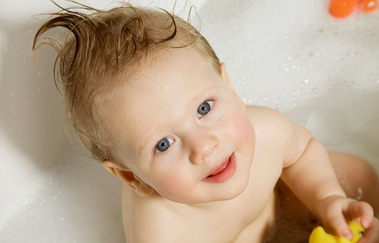 enfant dans une baignoire