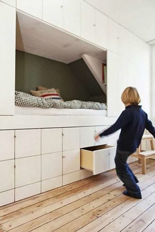 garde-robe encastrée dans le mur