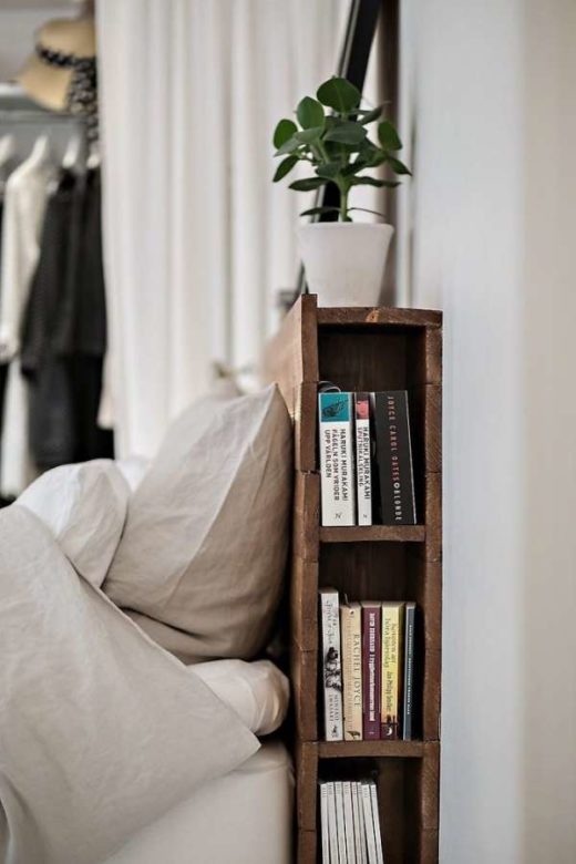tête de lit avec un espace pour vos livres
