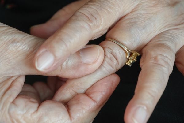 Bague coincée au doigt d'une vielle dame