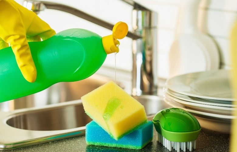 21 Utilisations (Étonnantes et Utiles) du Liquide Vaisselle à la