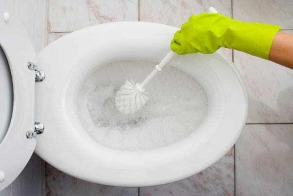 Déboucher les toilettes